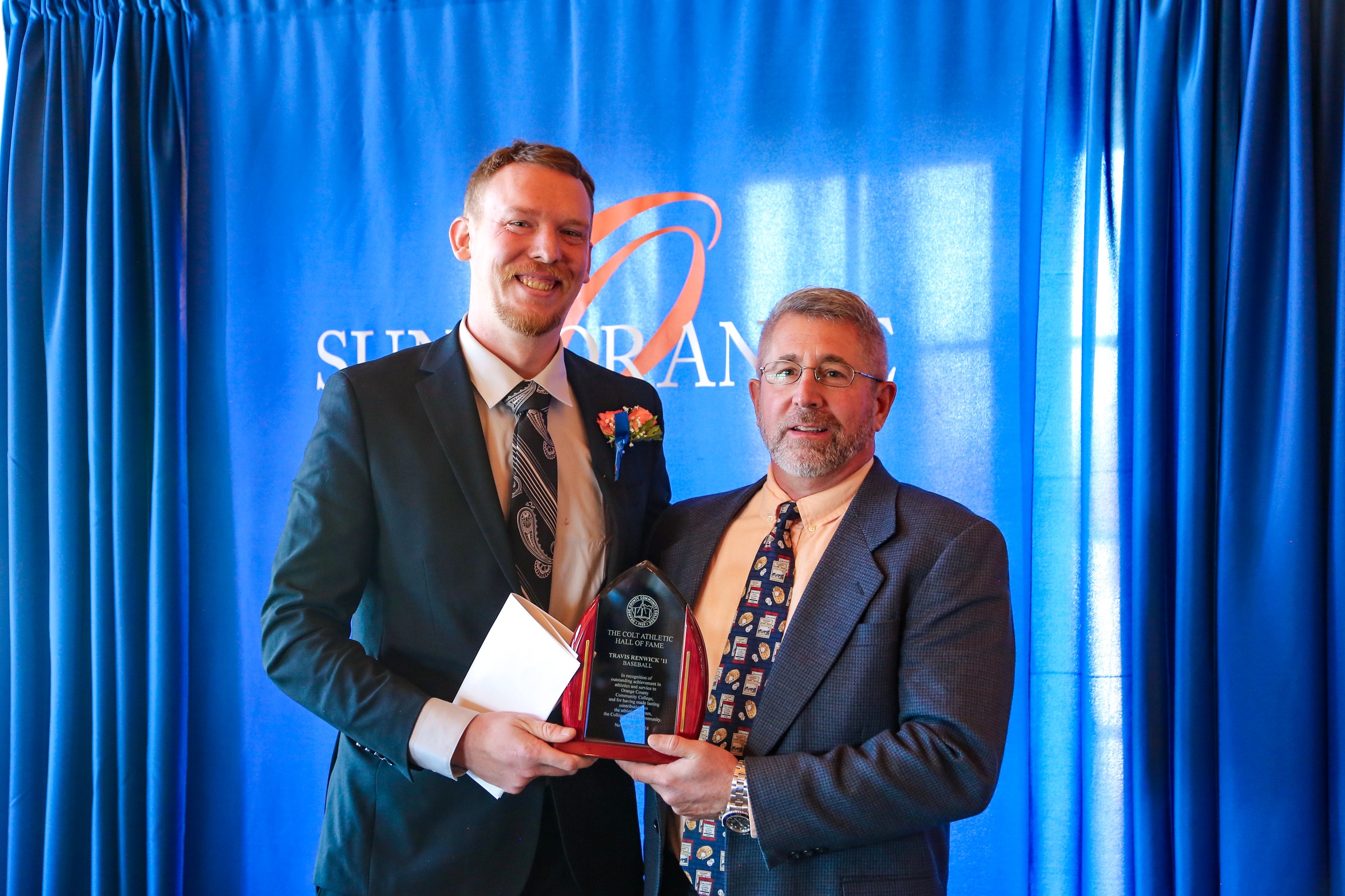 Travis Renwick accepting award former coach Wayne Smith